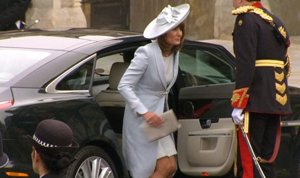 Kate Middletons Mutter Carole steigt aus dem Auto.