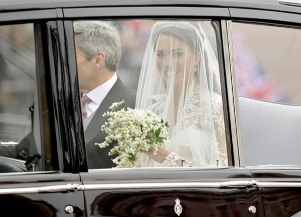 Kate Middleton und ihr Vater auf dem Weg zur Kirche. In der Hand hält sie einen Strauß aus Maiglöckchen.