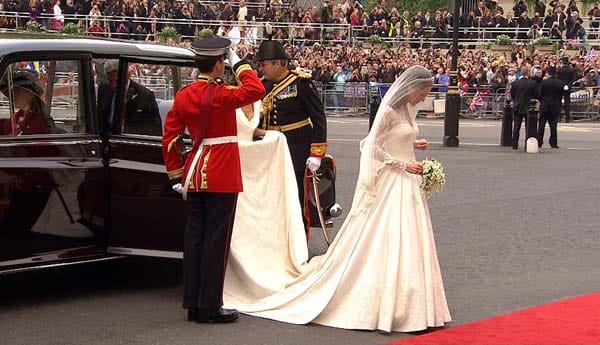 Kates Kleid fällt schlicht aus. Es ist eine Kreation von Sarah Burton, Nachfolgerin des verstorbenen Designers Alexander McQueen.