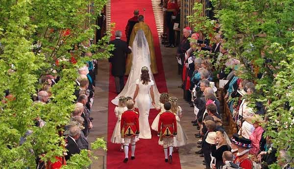 Kate und ihr Vater Michael auf dem Weg zum Altar. Kates Schwester Pippa trägt die Schleppe des Brautkleids.