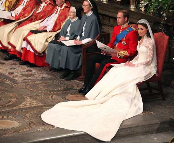 Nach dem Eheversprechen sitzt das Brautpaar seitlich am Altar.