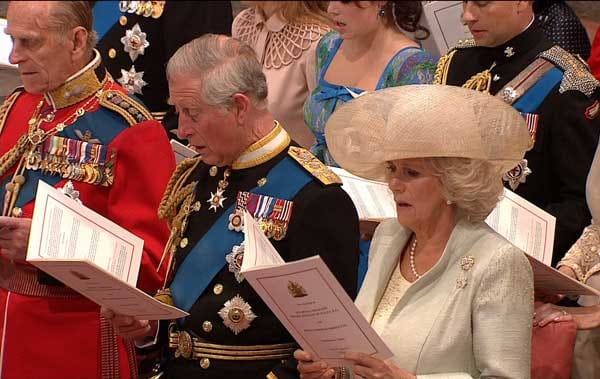 Auch Prinz Charles und Camilla singen kräftig mit.