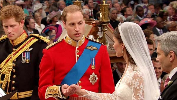 Trauzeuge Prinz Harry (links) ist angespannt. Sein Bruder William macht in diesem Moment Kate Middleton zu seiner Frau.