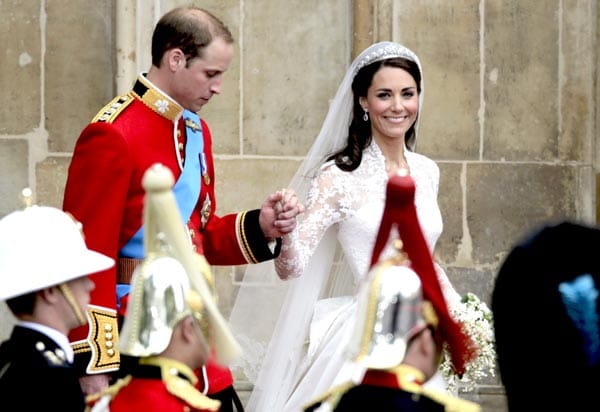 Glücklich und erleichtert schreitet die Braut an der Seite von Prinz William aus der Westminster Abbey.