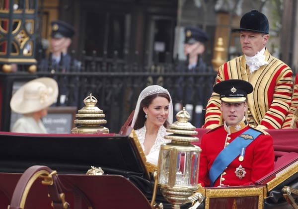 Das frischvermählte Brautpaar wirkt gelöster. Es folgt die Kutschfahrt zum Buckingham Palast.