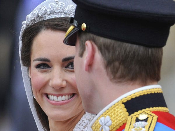 Die Braut strahlt vor Glück, ab jetzt ist sie die Herzogin von Cambridge.