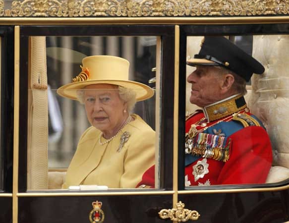 Die Queen und Prinz Philip lassen sich ebenfalls bis zum Buckingham Palast kutschieren.