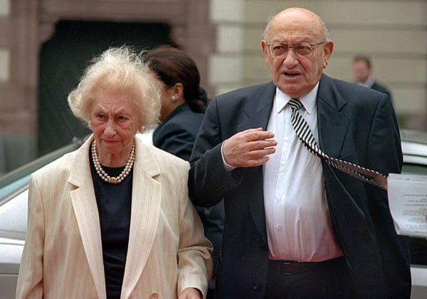 Literaturpapst Marcel Reich-Ranicki und seine Frau Teofila, aufgenommen im August 1999 in Frankfurt. Teofila Reich-Ranicki ist im Alter von 91 Jahren gestorben. Literaturpapst Marcel Reich-Ranicki und seine Frau Teofila, aufgenommen im August 1999 in Frankfurt. Teofila Reich-Ranicki ist im Alter von 91 Jahren gestorben.