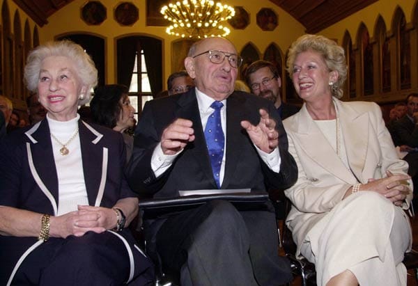 Marcel Reich-Ranicki und seine Ehefrau (l.) zusammen mit Frankfurts Oberbürgermeisterin Petra Roth im September 2000 im Frankfurter Römer. Roth hatte zu Ehren Ranickis, der am 2. Juni 80 Jahre alt geworden war, zu einem Empfang mit 500 Gästen aus Kultur, Politik und Gesellschaft in den Römersaal eingeladen. Marcel Reich-Ranicki und seine Ehefrau (l.) zusammen mit Frankfurts Oberbürgermeisterin Petra Roth im September 2000 im Frankfurter Römer. Roth hatte zu Ehren Ranickis, der am 2. Juni 80 Jahre alt geworden war, zu einem Empfang mit 500 Gästen aus Kultur, Politik und Gesellschaft in den Römersaal eingeladen.