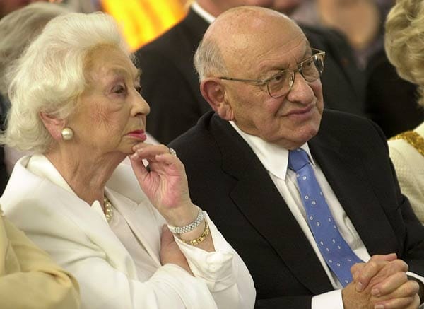 Reich-Ranicki und seine Ehefrau Teofila im August 2002 in der Frankfurter Paulskirche. Bei der Veranstaltung wurde Marcel Reich-Ranicki der Goethepreis verliehen. Reich-Ranicki und seine Ehefrau Teofila im August 2002 in der Frankfurter Paulskirche. Bei der Veranstaltung wurde Marcel Reich-Ranicki der Goethepreis verliehen.