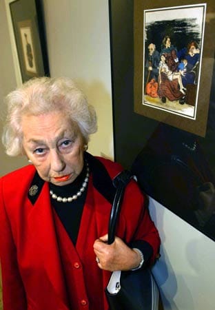 Teofila Reich-Ranicki im April 2002 vor ihrem Bild "Umschlagplatz-Warten auf Abtransport nach Treblinka" im Erkenbert-Museum in Frankenthal (Pfalz). Das Museum präsentierte eine Ausstellungen mit rund 30 Exponaten von Teofila Reich-Ranicki. Gezeigt wurden Zeichnungen mit Bildern aus dem Warschauer Ghetto und reproduzierten Seiten aus ihren Büchern. Teofila Reich-Ranicki im April 2002 vor ihrem Bild "Umschlagplatz-Warten auf Abtransport nach Treblinka" im Erkenbert-Museum in Frankenthal (Pfalz). Das Museum präsentierte eine Ausstellungen mit rund 30 Exponaten von Teofila Reich-Ranicki. Gezeigt wurden Zeichnungen mit Bildern aus dem Warschauer Ghetto und reproduzierten Seiten aus ihren Büchern.