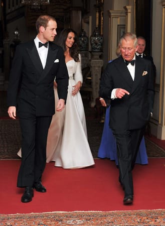 William wechselte die Uniform, die er bei der Trauung trug, gegen einen Smoking. Gastgeber der Party war sein Vater, Prinz Charles (2. v. r.).