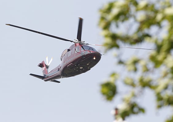 Kurz darauf hob das Paar mit diesem Helikopter vom Garten des Buckingham Palastes aus ab. Zuerst hieß es, dass sie mit dem Heli in ihre Flitterwochen aufbrechen. Doch die Reise wurde überraschend auf einen späteren Zeitpunkt verschoben.