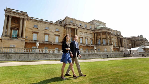 Wieder ganz locker-legere: So präsentierten sich William und Kate am Morgen nach der Hochzeit und der nächtlichen Hochzeitsparty im Garten des Buckingham Palastes.