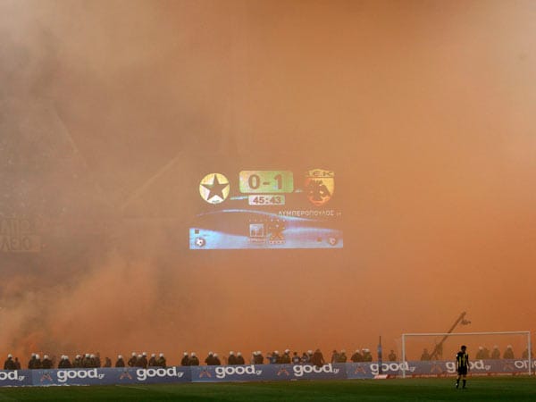Rauchschwaden hüllen die Anzeigetafel beim Pokalfinale zwischen AEK Athen und Atromitos Halkidona ein.