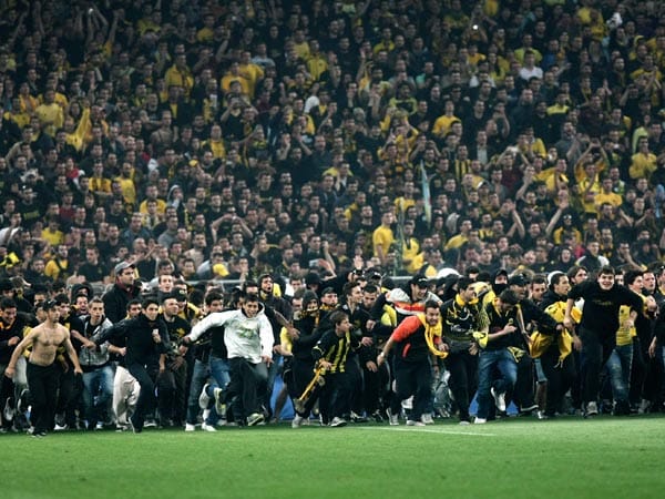 Schon vor Ende der Partie stürmen die Anhänger von AEK Athen das Spielfeld.