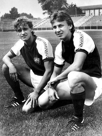 Von 1979 bis 1988 war der BFC Dynamo (hier Thomas Doll, li. und Andreas Thom) Meister in der DDR-Oberliga. Nach der Wende ging es für den Lieblingsklub des Stasi-Chefs Erich Mielke steil bergab. Der Sprung in die 2. Bundesliga klappte nicht, zwischenzeitlich spielte der BFC (der von 1990 bis 1999 FC Berlin hieß) nur noch in der sechsten Liga. Mittlerweile in der NOFV-Oberliga Nord.