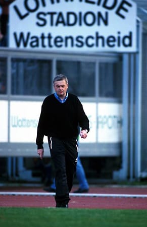 Die SG Wattenscheid 09 ist im großen Fußball längst Geschichte. Die Aktualität heißt sechste Liga. Doch Namen wie Uwe Tschiskale, Ede Buckmaier oder Udo Mai sind vielen Fans ein Begriff. Vor allem jenen, die in den 80er und 90er Jahren groß geworden sind. Von 1990 an mischte Wattenscheid, das seit 1975 zu Bochum gehört, unter Trainer Hannes Bongartz