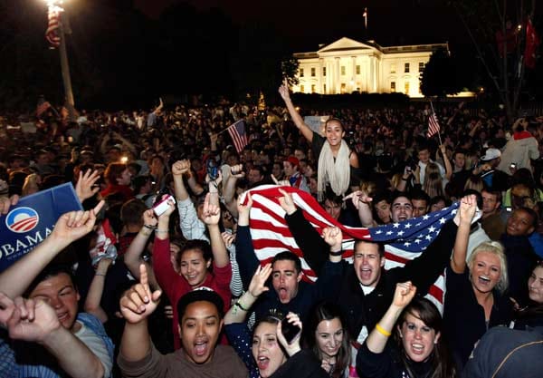 Amerikaner versammeln sich noch in der Nacht vor dem Weißen Haus und feiern die Nachricht über den Tod des Al-Kaida-Chefs.