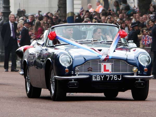 In dem umgerüsteten Aston Martin von Prinz Charles fuhren Prinz William und Frau Catherine zur Prachtstraße The Mall.