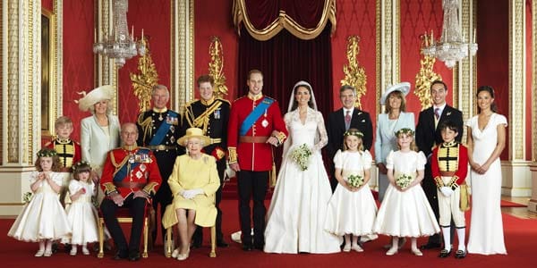 Familie Windsor und Familie Middleton vereint: (v.l.n.r.) Herzogin Camilla, Prinz Philip, Prinz Charles, Queen Elizabeth II., Prinz Harry, das Brautpaar Prinz William und Kate, Kates Vater Michael, ihre Mutter Carole, ihr Bruder James und ihre Schwester Pippa. Familie Windsor und Familie Middleton vereint: (v.l.n.r.) Herzogin Camilla, Prinz Philip, Prinz Charles, Queen Elizabeth II., Prinz Harry, das Brautpaar Prinz William und Kate, Kates Vater Michael, ihre Mutter Carole, ihr Bruder James und ihre Schwester Pippa.