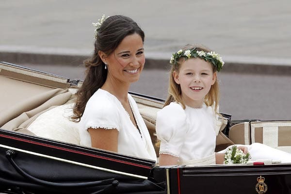 Doch im Anschluss an die feierliche Zeremonie in der Westminster Abbey wirkte sie ganz entspannt und glücklich. Stilgerecht wurde sie mit einer Kutsche zum Buckingham Palace gefahren.