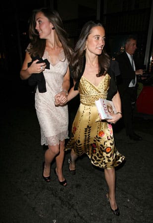 Hand in Hand durch die Nacht: die schick gekleideten Schwestern Kate und Pippa im Jahr 2007.