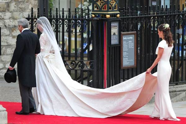 Pflichtbewusst trug Pippa ihrer Schwester, die am Arm ihres Vaters Michael ging, als Brautjungfer beim Eintreten in die Westminster Abbey die Schleppe.