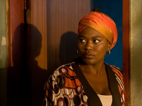 ... bis eines Tages Chandas einjährige Schwester stirbt und sich ihr Stiefvater aus dem Staub macht. Plötzlich erntet die sonst so beliebte Familie argwöhnische Blicke von Nachbarin Mrs. Tafa (Harriet Manamela). ... bis eines Tages Chandas einjährige Schwester stirbt und sich ihr Stiefvater aus dem Staub macht. Plötzlich erntet die sonst so beliebte Familie argwöhnische Blicke von Nachbarin Mrs. Tafa (Harriet Manamela).
