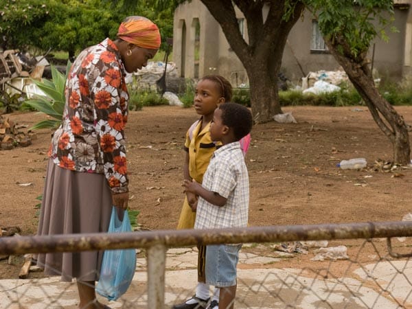 Doch Chanda glaubt weder an Wunderheiler noch an Hokuspokus und macht sich auf die Suche nach ihrer Mutter. Auch Mrs.Tafa, der sie ihre jüngeren Geschwister Iris (Mapaseka Matheba) und Soly (Thato Kgaladi) anvertraut, kann sie nicht davon abhalten. Doch Chanda glaubt weder an Wunderheiler noch an Hokuspokus und macht sich auf die Suche nach ihrer Mutter. Auch Mrs.Tafa, der sie ihre jüngeren Geschwister Iris (Mapaseka Matheba) und Soly (Thato Kgaladi) anvertraut, kann sie nicht davon abhalten.