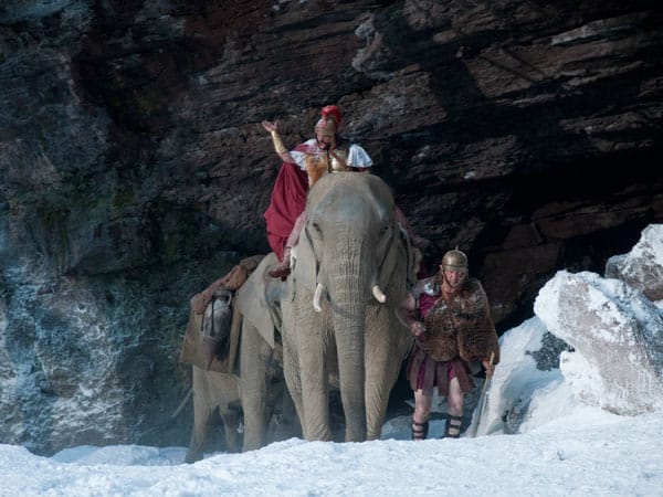 Vor 2000 Jahren überquerte eine Karawane Elefanten die Alpen. Sie trug die Schätze des berühmten Feldherren Hannibal mit sich. Doch der beschwerliche Weg zwang sie, einen Teil des Schatzes in einer Höhle zu verstecken, die sie dann markierten. Vor 2000 Jahren überquerte eine Karawane Elefanten die Alpen. Sie trug die Schätze des berühmten Feldherren Hannibal mit sich. Doch der beschwerliche Weg zwang sie, einen Teil des Schatzes in einer Höhle zu verstecken, die sie dann markierten.