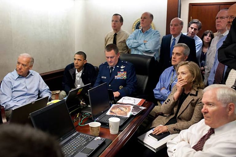 US-Präsident Barack Obama (2.v.l.) lässt sich live über die Militäraktion gegen Osama bin Laden informieren. Anwesend sind auch Vizepräsident Joseph Biden (l.), Außenministerin Hillary Clinton (2.v.r.) und Verteidigungsminister Robert Gates (r.).