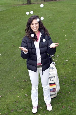 Sandra Gal hat viele Talente abseits des Golfsports: Sie spielt Geige, geht Wakeboarden oder malt.