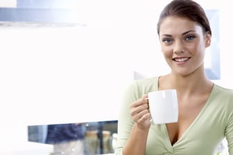 Beim Abnehmen mit Tee kommt es weniger auf die Sorte an. Wichtig ist, dass man über den Tag verteilt möglichst viel Tee zu sich nimmt.