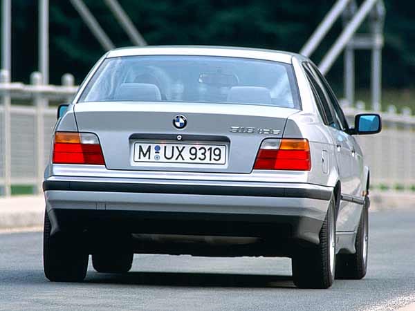 Heckansicht eines BMW E36 (1990 bis 2000).