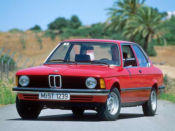 Die erste Generation des 3er-BMW musste je nach Version noch ohne Doppelscheinwerfer auskommen.