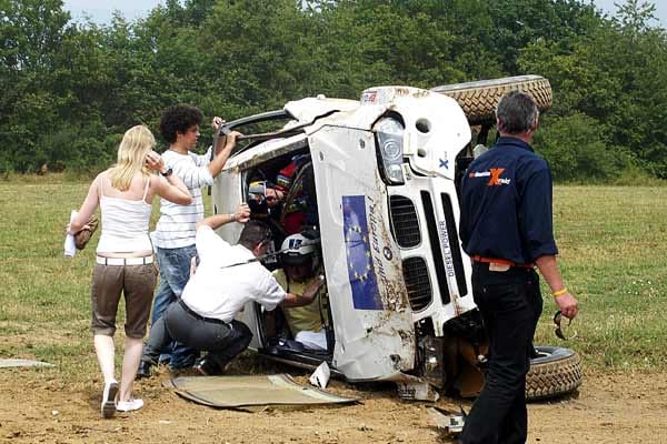 Hier wurden die Rallyefahrerin Jutta Kleinschmidt samt Beifahrer aus einem Geländewagen geborgen. Während der Show im Juli 2006 lief alles glatt, jedoch drehte Kleinschmidt nach der Sendung eine kleine Runde hinter dem Fernsehgarten-Gelände. Hierbei kam es zu einem Unglück, verletzt wurde jedoch niemand.