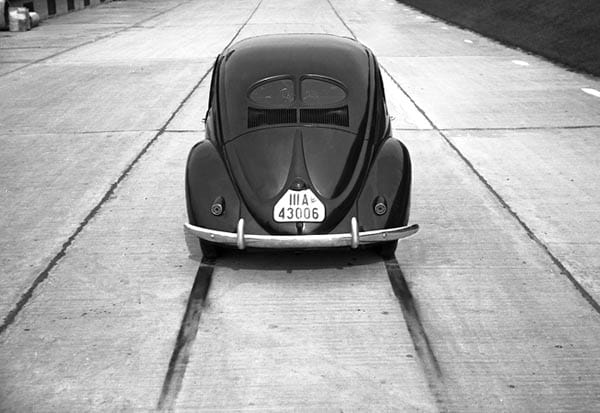 Ein Vorserien-Käfer von 1938: Der VW38 bei einem damaligen Test. Inzwischen ist das Gefährt restauriert und in der Ausstellung "Archetypen. Die ersten Volkswagen" im Automuseum Prototyp in Hamburg zu sehen.