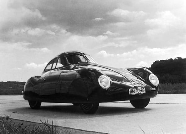 Der Ur-Porsche: VW 60 K 10 Berlin-Rom-Wagen. Das Stromlinien-Coupé mit 40 PS baute Ferdinand Porsche 1939 für eine geplante Propaganda-Fernfahrt, die nie stattfand.