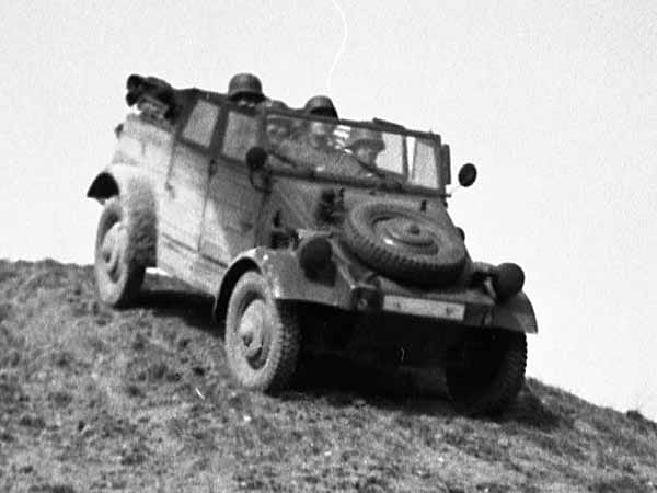 Das Käfer-Konzept ließ sich schnell auch für militärische Zwecke instrumentalisieren: VW Kübelwagen für die Wehrmacht.