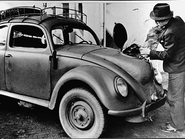 VW Typ I, Ende des Krieges: Der Käfer-Urahn hat eine Holzkohlengasanlage.