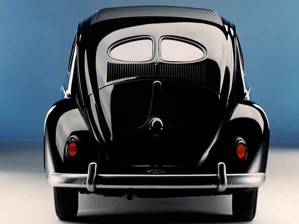 VW Käfer 1953: Ein charakteristisches Merkmal war das sogenannte Brezelfenster am Heck.