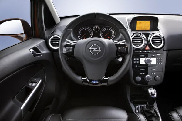 Das Cockpit des Opel Corsa OPC trägt viel schwarzen Klavierlack.