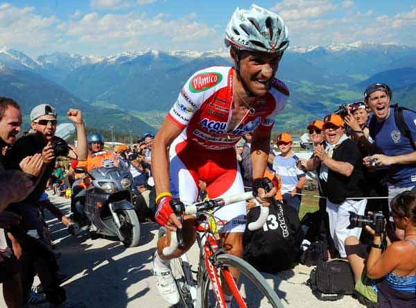 Wie zu alten Zeiten: Stefano Garzelli kämpft 2010 den Anstieg zum Kronplatz hinauf. Auf den letzten Kilometern ging es über Schotter zur Skistation in den Dolomiten.