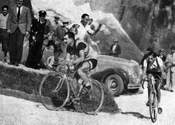 Fausto Coppi auf der Verfolgung von Gino Bartali im Jahre 1940: Die beiden Italiener waren zwei ganz große Fahrer in der Giro-Geschichte. Coppi siegte fünfmal, Bartali konnte die Rundfahrt dreimal für sich entscheiden. Zudem gewann er sagenhafte siebenmal das Bergtrikot.