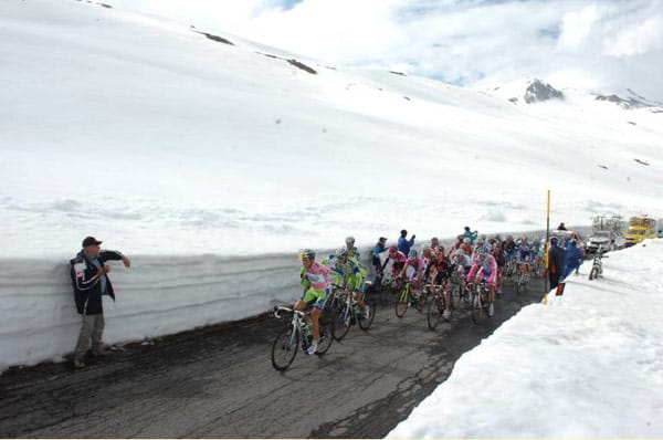 Auch das ist der Giro d'Italia: Bei einem Wintereinbruch kommt es immer wieder vor, dass die Fahrer über Schnee fahren müssen. Meistens werden die Etappen dann verkürzt oder verlegt.