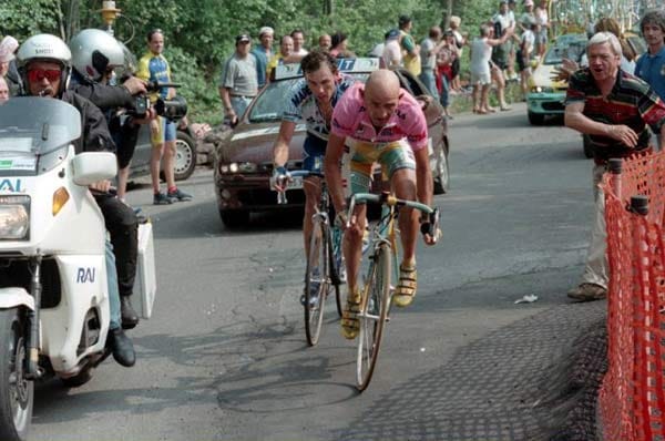 Kein Radprofi war in Italien so beliebt, wie Marco Pantani. 1998 trumpfte der kleine Kletterspezialist aus Cesena ganz groß auf. Er gewann nicht nur den Giro, sondern auch die Tour de France.