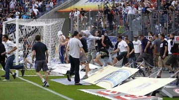 Nach der bitteren 0:2-Niederlage im Abstiegskrimi gegen den 1. FC Köln entlädt sich die Wut einiger Frankfurter Zuschauer.