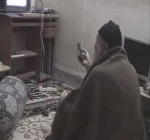 Bin Laden sitzt in einem karg ausgestatteten Raum mit weißen Wänden. Ob er sich bei diesen Aufnahmen in seinem Anwesen in Abbottabad befindet, ist noch unklar.