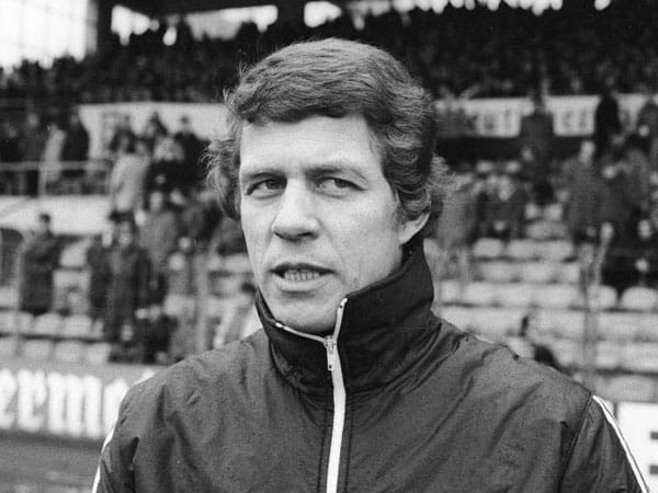 Auch der große Otto Rehhagel ist kräftig abgestürzt. Mit Arminia Bielefeld stand der spätere "Rehakles" in der Winterpause der Saison 1978/79 auf Rang zehn. In der Rückrunde gelangen aber nur noch drei Siege, darunter ein 4:0 gegen Bayern, und das Team stieg als Drittletzter ab.